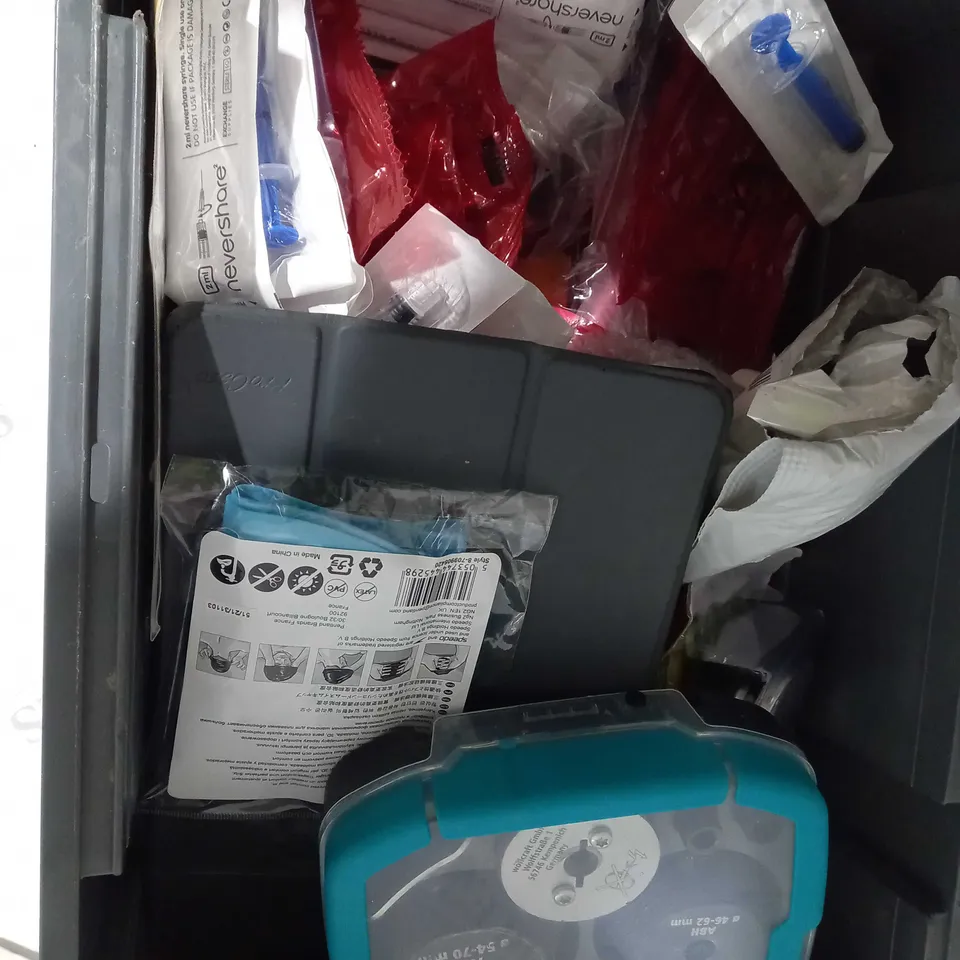 APPROX 15 HOUSEHOLD ITEMS TO INCLUDE SKI GOGGLES, HEAD LAMP, BINOCULARS