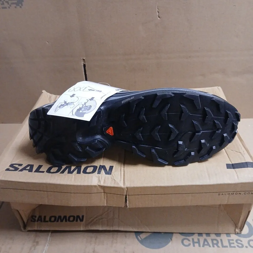 SALOMON GORE-TEX TRAIL SHOES – BLACK/NAVY WITH BLUE ACCENT BOXED UK 6.5