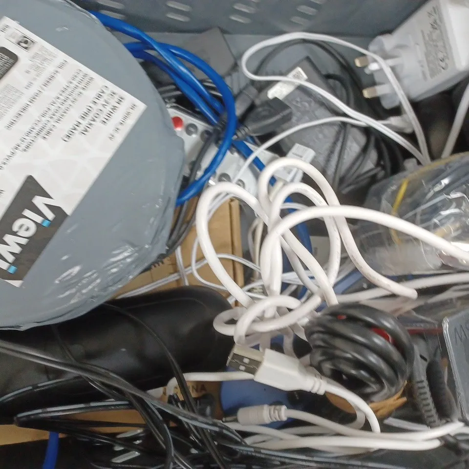 APPROXIMATELY 8 ASSORTED HOUSEHOLD ITEMS TO INCLUDE EE WI-FI ROUTER, ETC