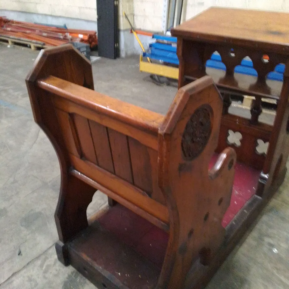  VINTAGE MAHOGANY EFFECT ORNATE CLERGY CHAIR PEW BENCH WITH TEXT STAND AND CARPETED KNEELING SPACE