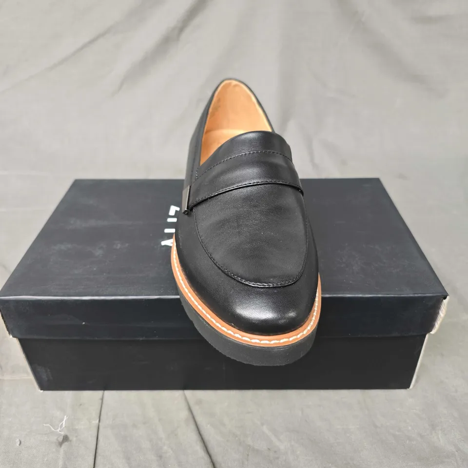 BOXED PAIR OF NATURALIZER SLIP ON SHOES IN BLACK - 6.5