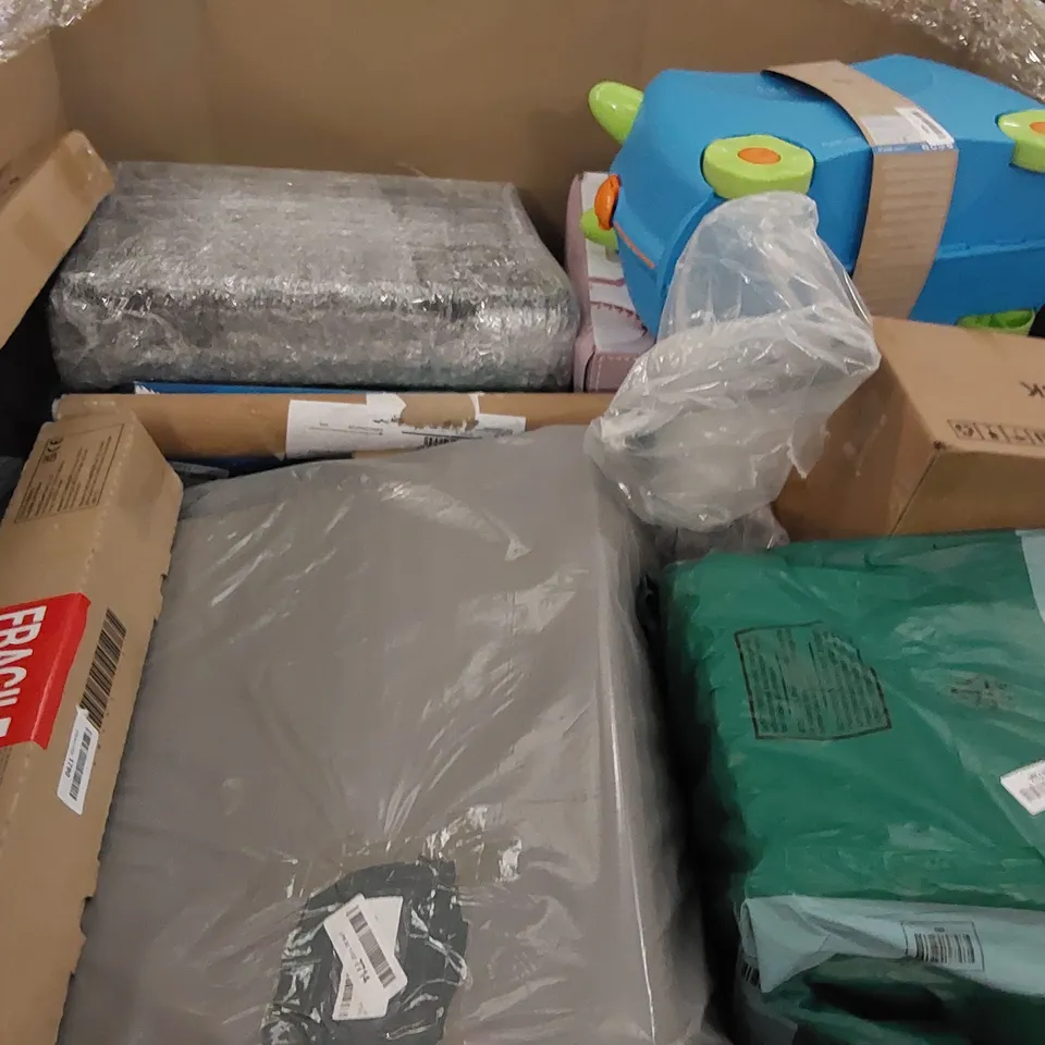 PALLET OF ASSORTED ITEMS INCLUDING: CEILING LIGHT, IRONING BOARD, TOILET SET, PET CARRIER, MEMORY FOAM CUSHION 