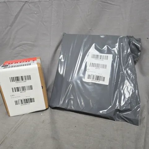 BOX OF APPROXIMATELY 10 ASSORTED HOUSEHOLD ITEMS TO INCLUDE GINGERBREAD PLATE, BAUBLE, ETC - COLLECTION ONLY