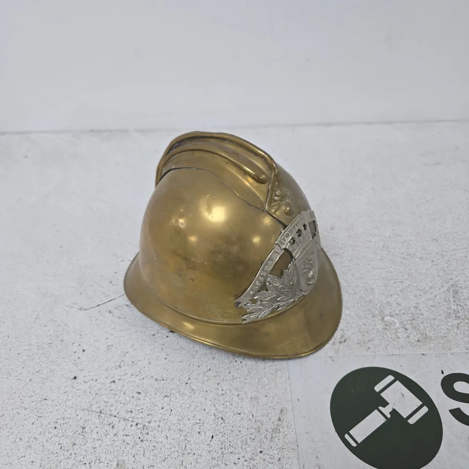 ANTIQUE BRASS FIREFIGHTER’S HELMET WITH CREST BADGE, VICTORIAN/EDWARDIAN STYLE