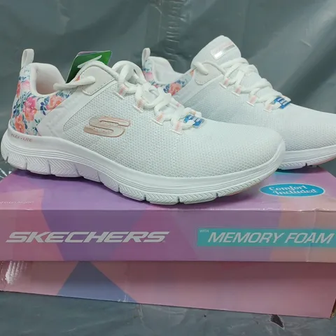 BOXED PAIR OF SKECHERS 4.0 LACE UP TRAINERS IN WHITE/FLORAL SIZE 7