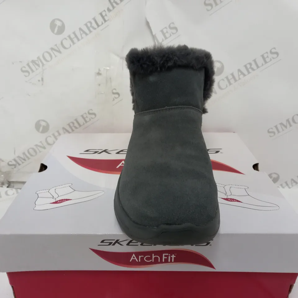 SKECHERS ARCHFIT JOY CHUGGA BOOTS CHARCOAL SIZE 5