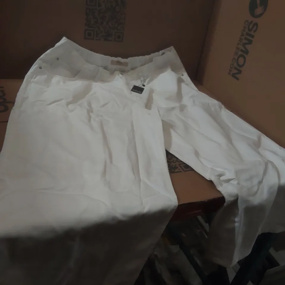 BOX CONTAINING APPROXIMATELY 10x BRAND NEW SIMPLY BE ECRU WIDE LEG JEANS - SIZE 24R