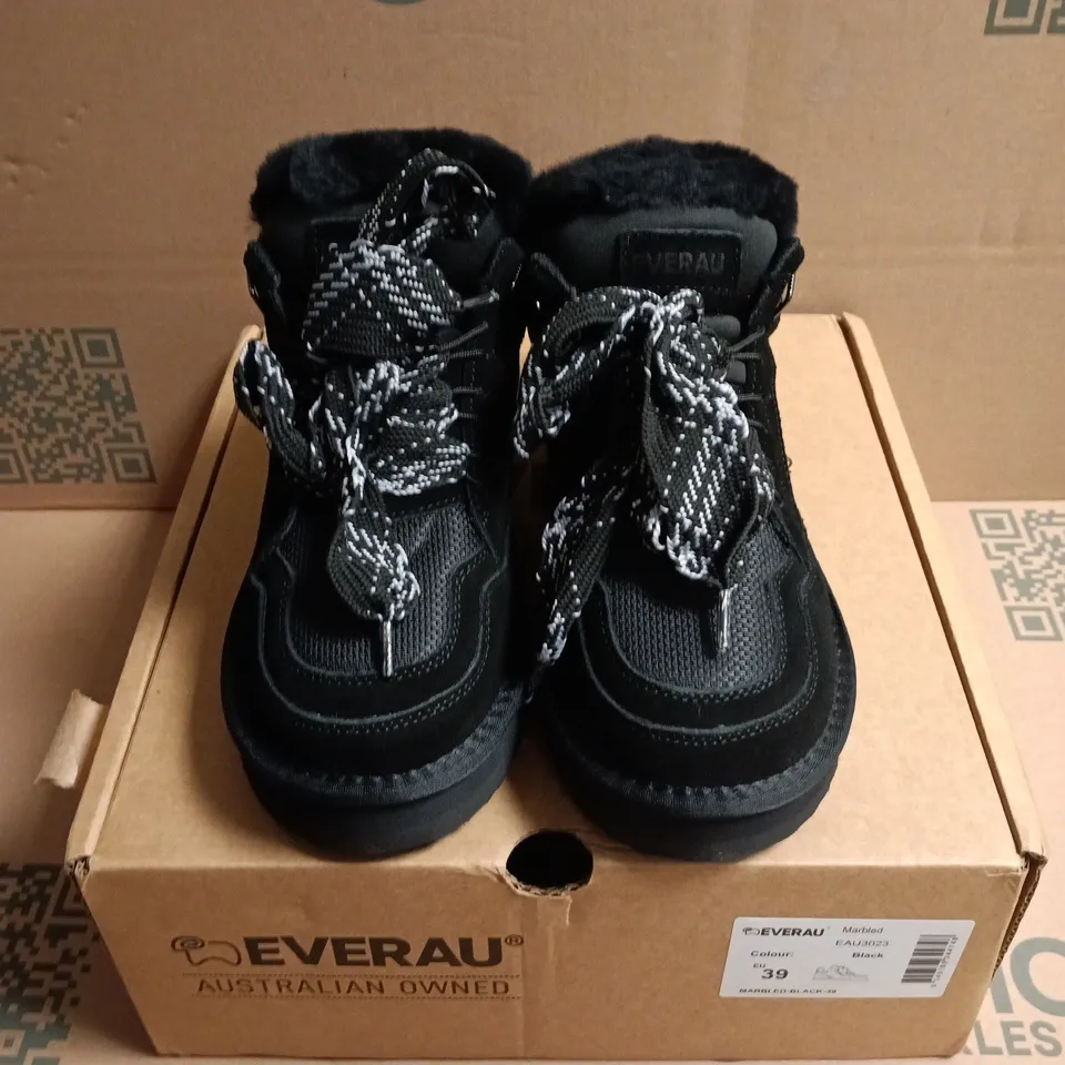 BOXED PAIR OF EVERAU MARBLED SHOES IN BLACK - EU 39