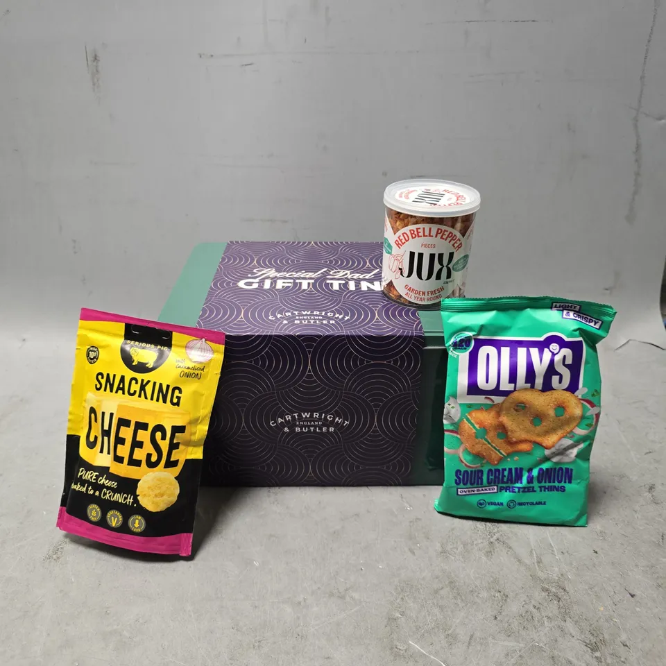 APPROXIMATELY 5 ASSORTED FOOD ITEMS TO INCLUDE - CARTWRIGHT GIFT TIN, OLLY'S SOUR CREAM & ONION PRETZEL ETC