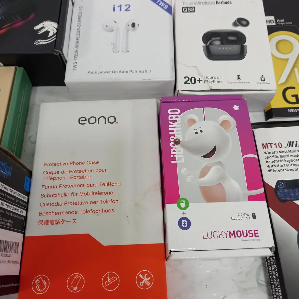LOT OF 11 ASSORTED TECH ITEMS TO INCLUDE WIRELESS MOUSE, SPORT EARBUDS AND MINI KEYBOARD