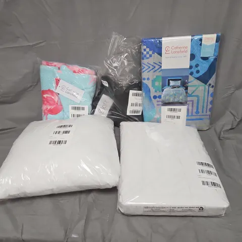 APPROXIMATELY 10 ASSORTED HOUSEHOLD ITEMS TO INCLUDE SINGLE DUVET SETS, FLAMINGO BEACH TOWEL, CUSHIONS, ETC