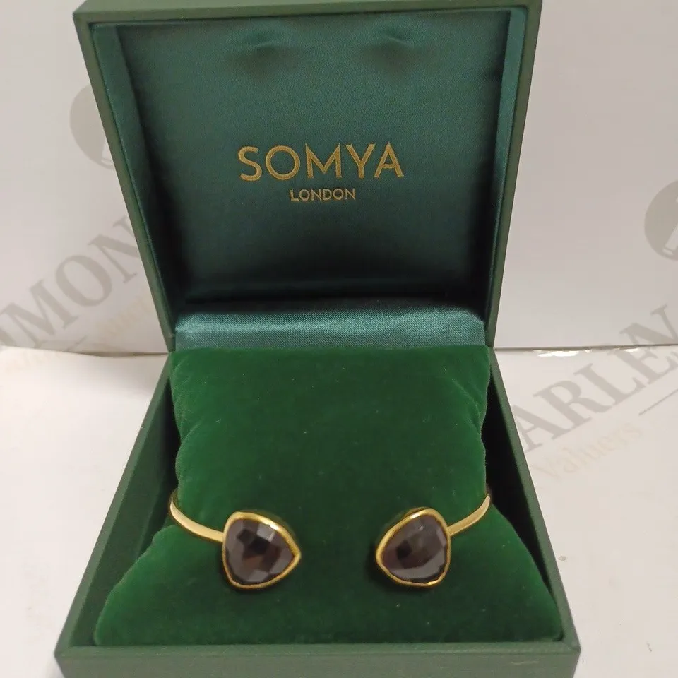 BOXED SOMYA GOLD EFFECT LOOP BRACELET WITH GREEN STONES
