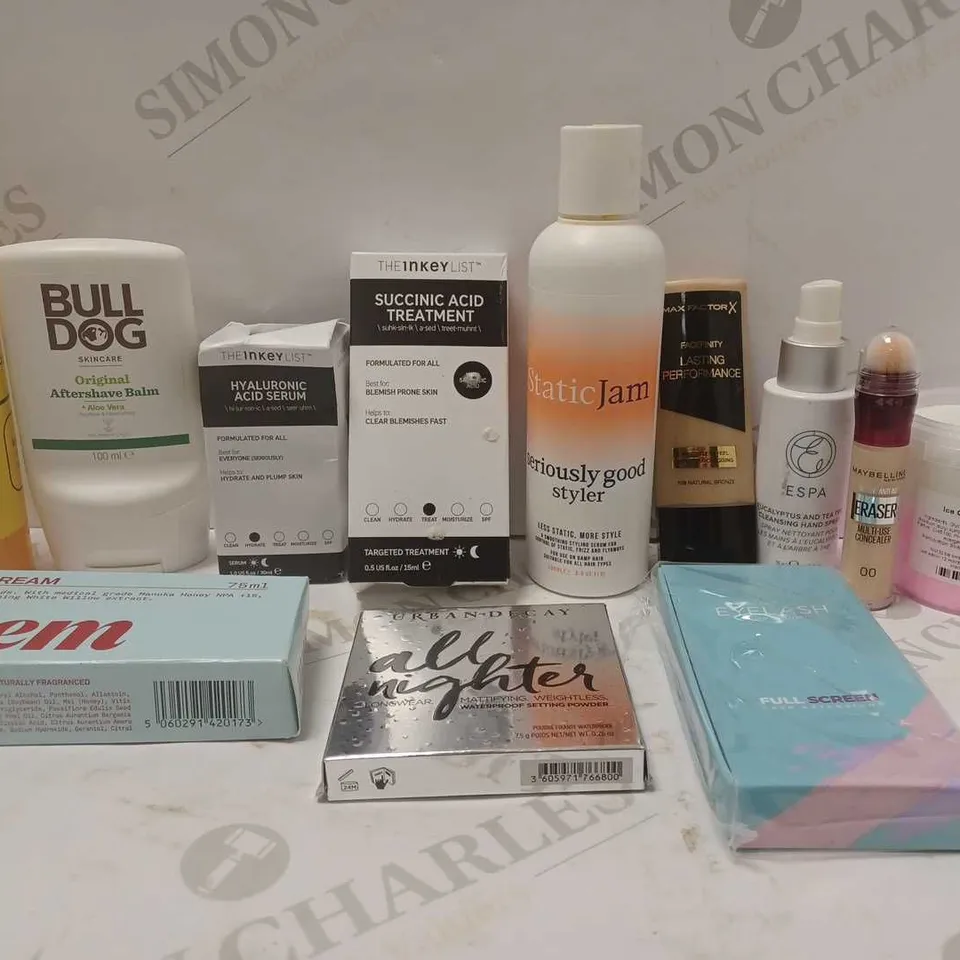 LOT OF APPROX 12 ASSORTED BEAUTY PRODUCTS TO INCLUDE BULLDOG AFTERSHAVE BALM, THE INKEY LSIT SUCCINIC ACID TREATMENT, STATICJAM STYLER, ETC 