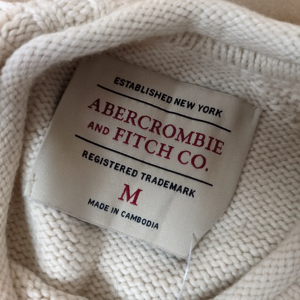 ABERCROMBIE & FITCH CO. WHITE KNIT SWEATER – SIZE M