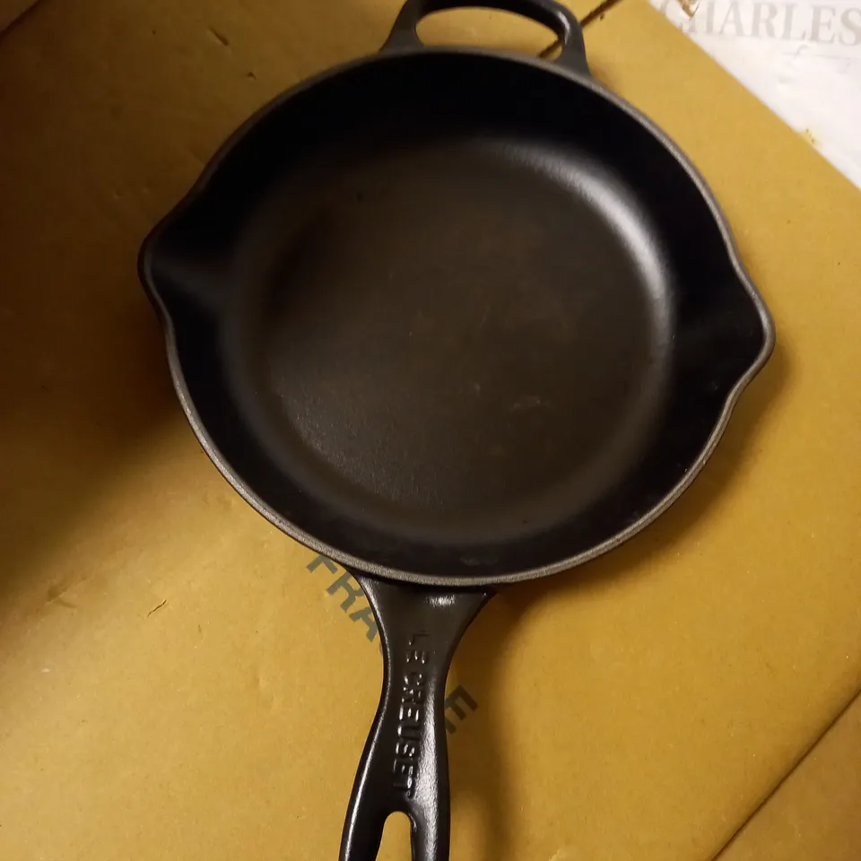 LE CREUSET SIGNATURE ENAMELLED CAST IRON SKILLET FRYING PAN