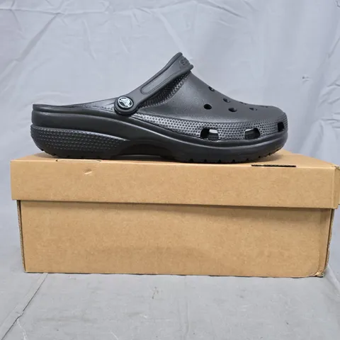 BOXED PAIR OF CROCS CLASSIC CLOGS IN BLACK SIZE UK M8/W9