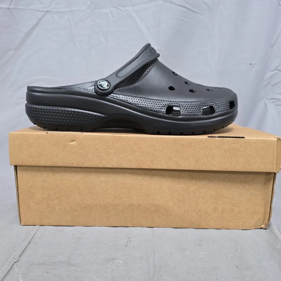 BOXED PAIR OF CROCS CLASSIC CLOGS IN BLACK SIZE UK M8/W9