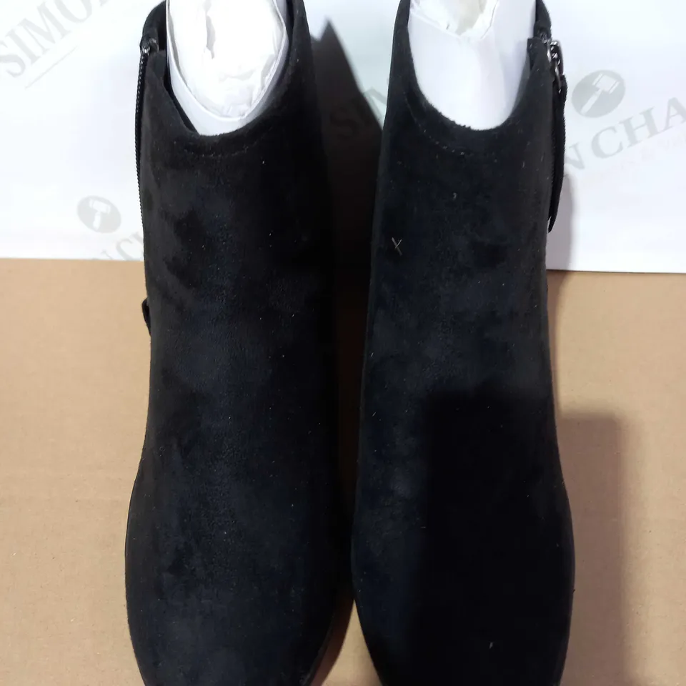 PAIR OF BOB'S SKECHERS TUMBLE WEED BOOTS BLACK - SIZE 7