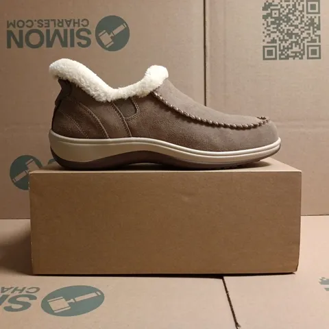 BOXED PAIR OF ORTHOFEET SHOES IN TAUPE SIZE UK 6.5