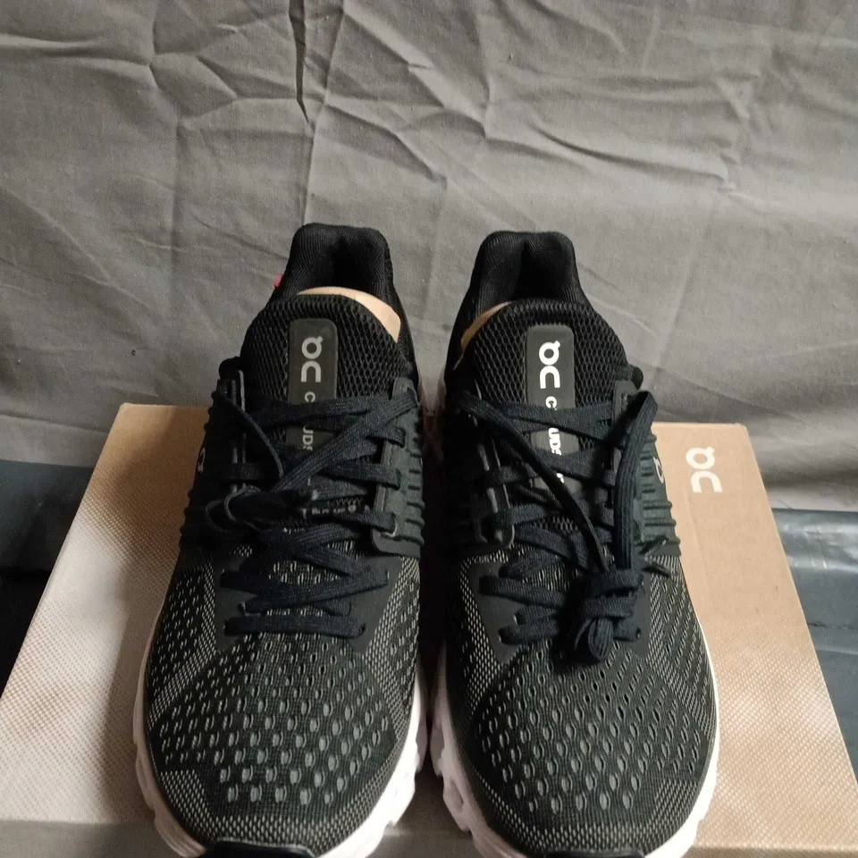 BOXED PAIR OF ON CLOUD CLOUDSWIFT TRAINERS - SIZE 5