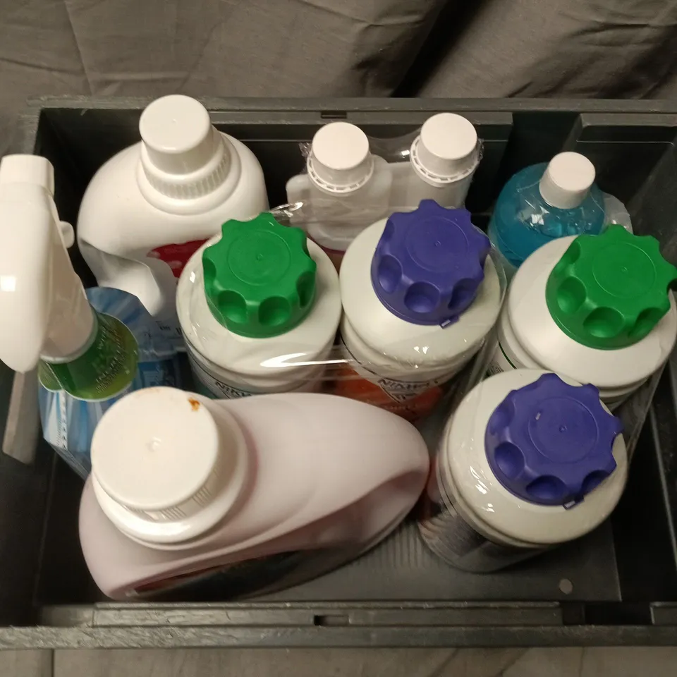 APPROXIMATELY 7 ASSORTED HOUSEHOLD LIQUID PRODUCTS TO INCLUDE SUDS UP LAUNDRY SANITISER, TECH WASH, WINDOW/GLASS CLEANER, ETC, - COLLECTION ONLY