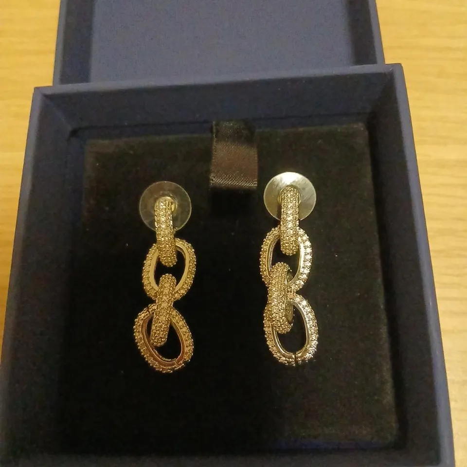 BUTLER & WILSON SMALL CRYSTAL CABLE LINK EARRINGS 