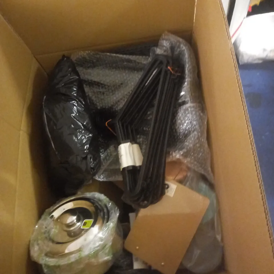 BOX OF APPROXIMATELY 15 ASSORTED ITEMS TO INCLUDE - GURLI PILLOWCASE, LINGKY SOFA COVERS, AND FOUGANZA VEST ETC.