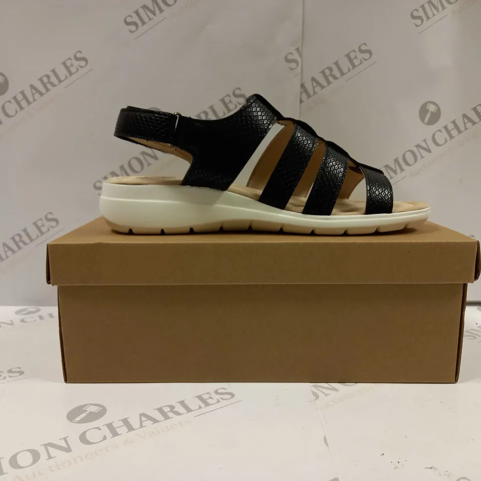 BOXED PAIR OF CUSHION WALK ONE TOUCH CLOSE SANDALS IN BLACK - SIZE 6 