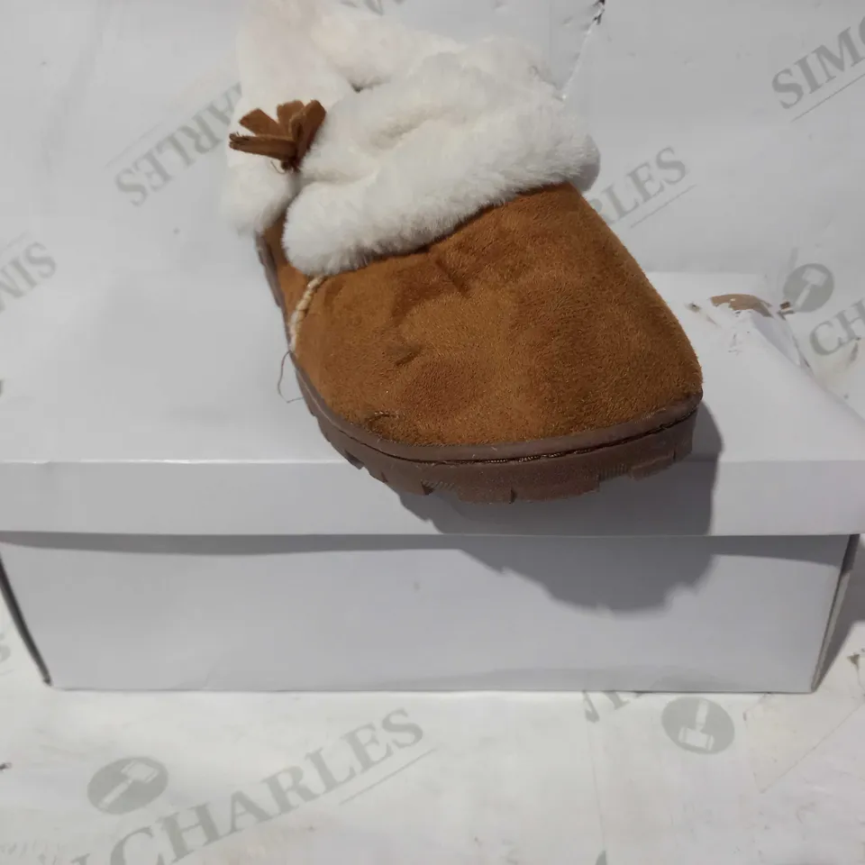 BOXED PAIR OF SLEEP BOUTIQUE FAUX FUR LINED SLIPPERS IN CHESTNUT UK SIZE 7
