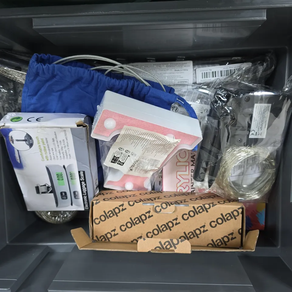 BOX OF ASSORTED ITEMS TO INCLUDE LOCK AND KEY - ELECTRONIC LUGGAGE SCALE 
