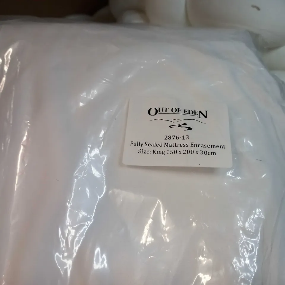 LARGE BOX OF APPROXIMATELY 12 ASSORTED HOUSEHOLD ITEMS TO INCLUDE: MATTRESS PROTECTOR, BATH MAT, PICNIC BLANKET