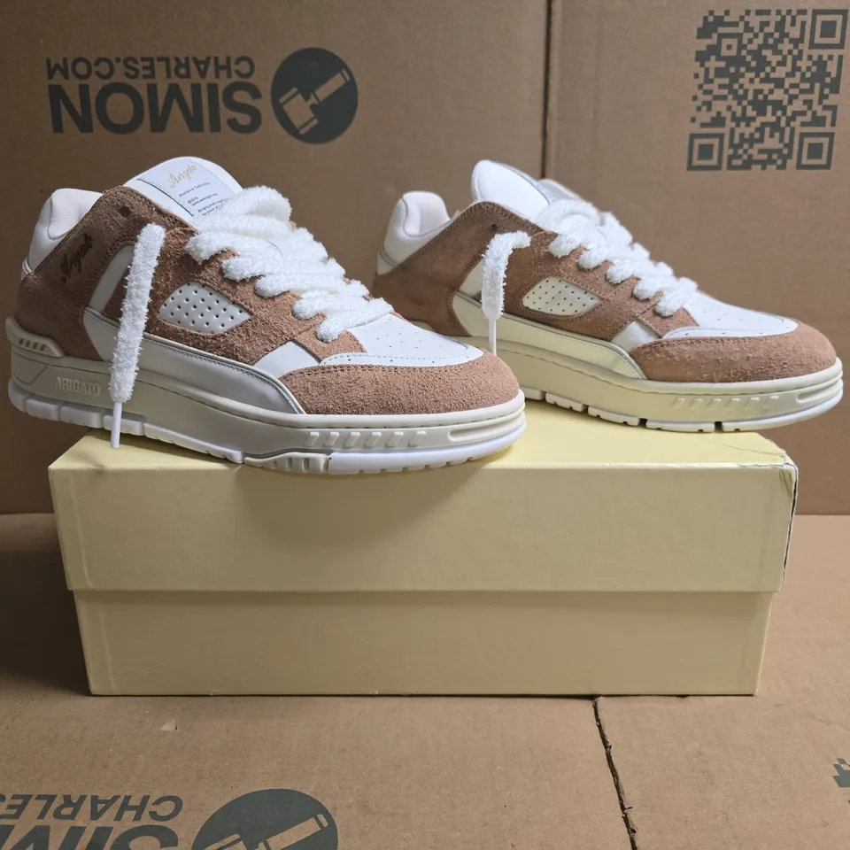 BOXED PAIR OF AXEL ARIGATO AREA LO TRAINERS IN OFF WHITE/LIGHT BROWN SIZE UK 8