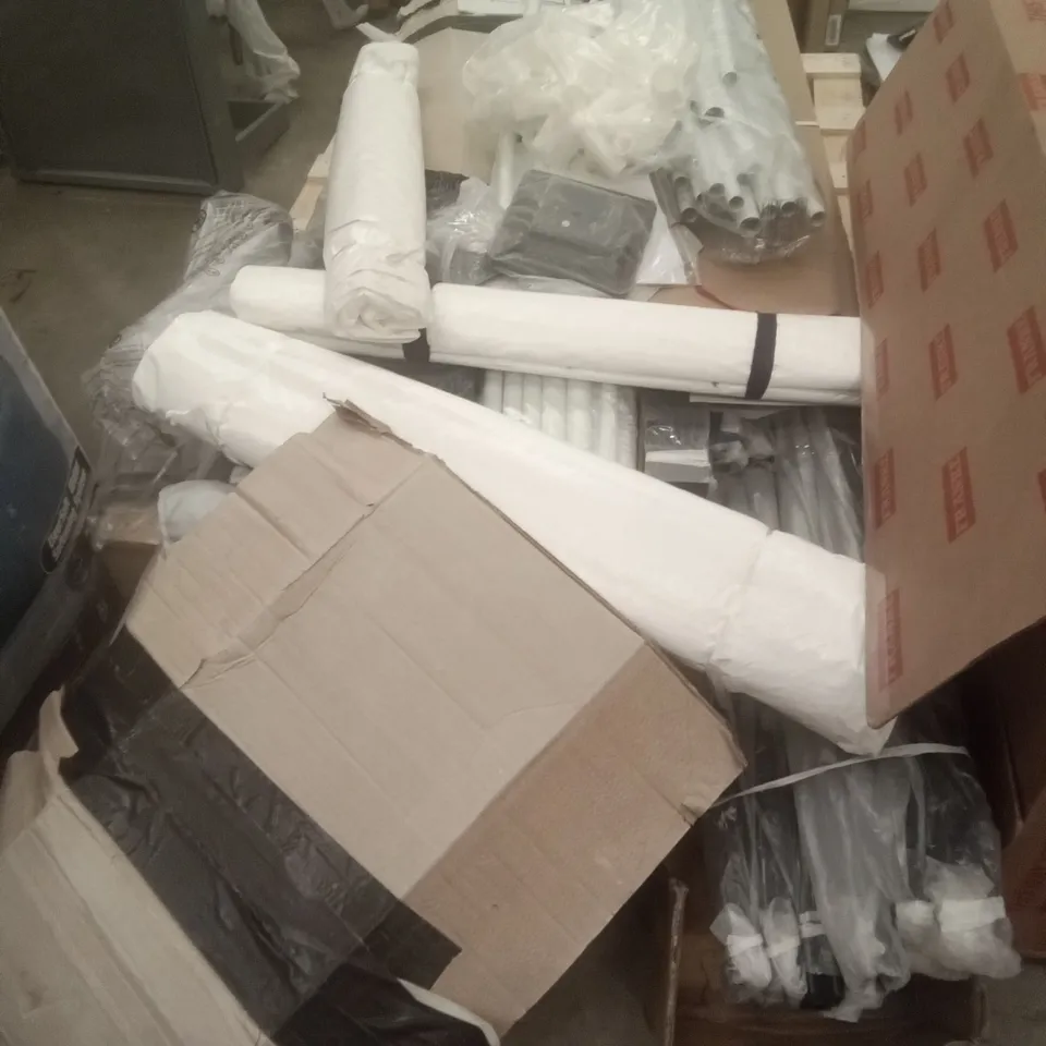 PALLET OF ASSORTED GARDEN FURNITURE PARTS