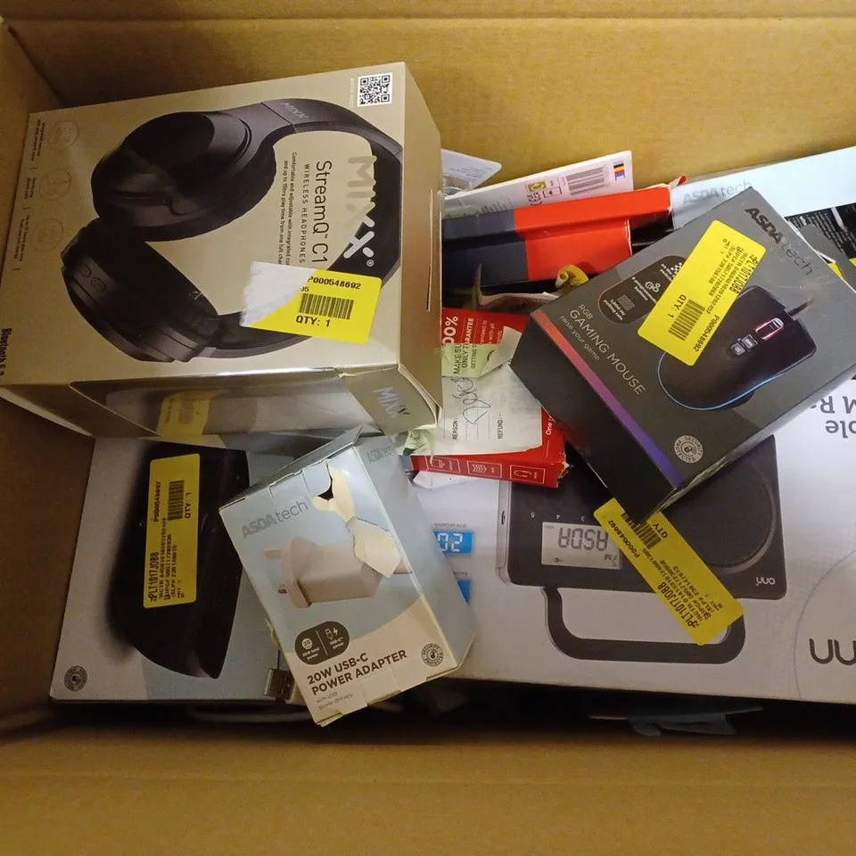 APPROXIMATELY 20 ASSORTED ELECTRICAL ITEMS TO INCLUDE CHARGERS , HEADPHONES, DVD PLAYERS, ETC