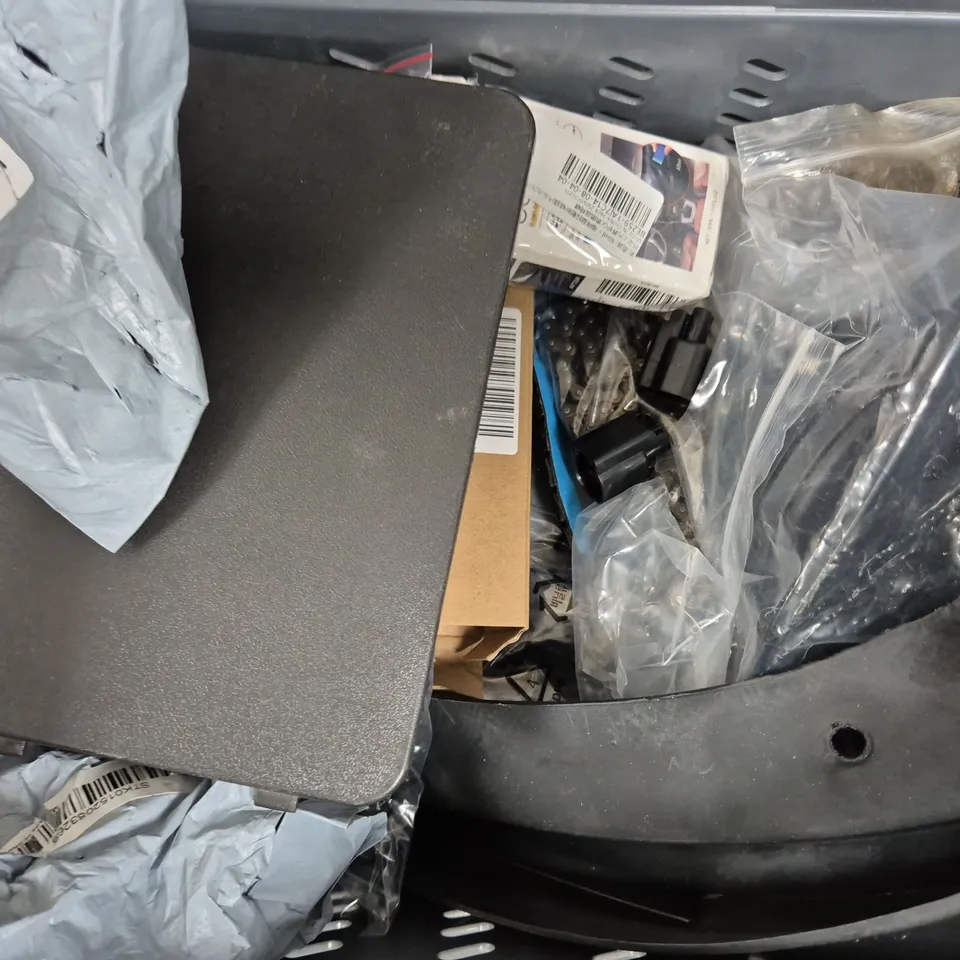 APPROXIMATELY 10 ASSORTED VEHICLE PARTS AND ACCESSORIES TO INCLUDE FORK SEAL KIT, 2 LEDS LIGHT SET, ETC - COLLECTION ONLY