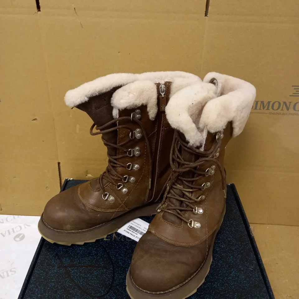 EMU COMORO LEATHER BOOT OAK - SIZE 10