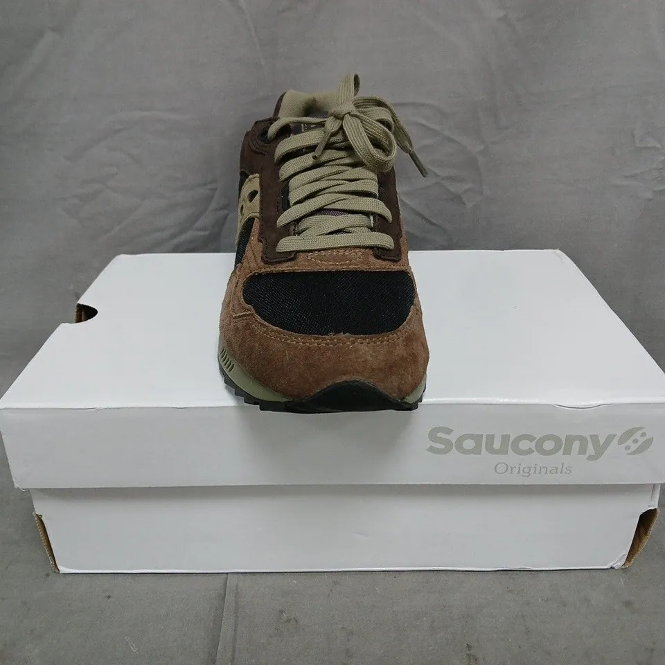 BOXED PAIR OF SAUCONY SHADOW 5000 TRAINERS IN BROWN/PLUM SIZE UK 6.5