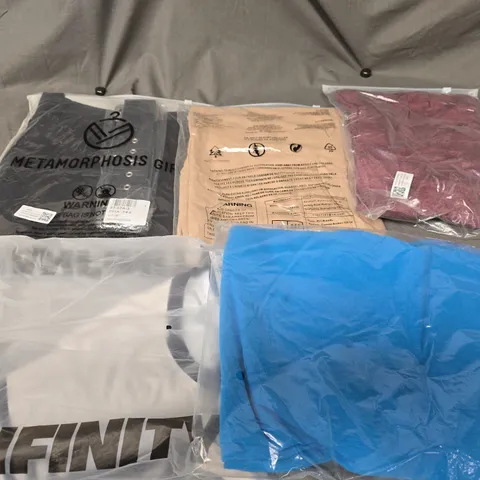 LARGE BOX OF APPROXIMATELY 20 ASSORTED CLOTHING ITEMS IN VARIOUS SIZES, STYLES AND COLOURS