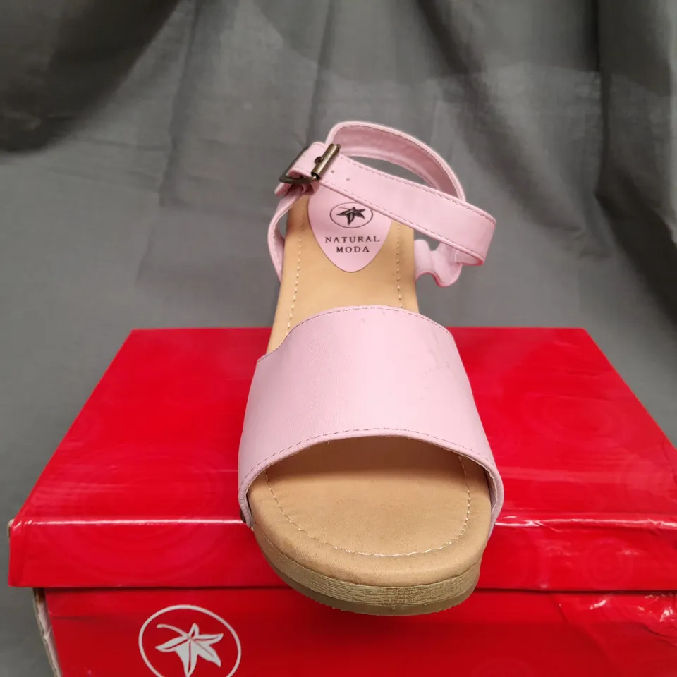 BOX OF APPROX 10 NATURAL MODA OPEN TOE HEELS IN ASSORTED SIZES & COLOURS 