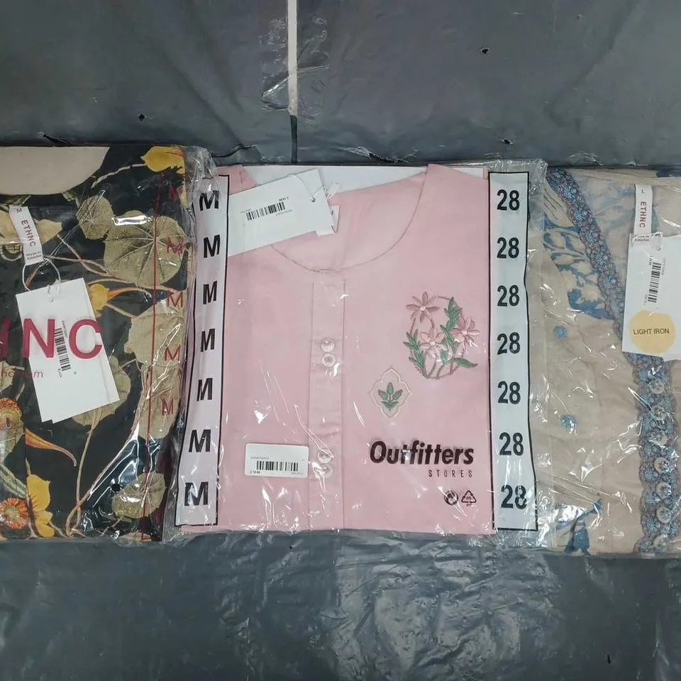 BOX OF APPROXIMATELY 20 ASSORTED CLOTHING AND FASHION ITEMS IN VARIOUS STYLES, SIZES, AND COLOURS - COLLECTION ONLY