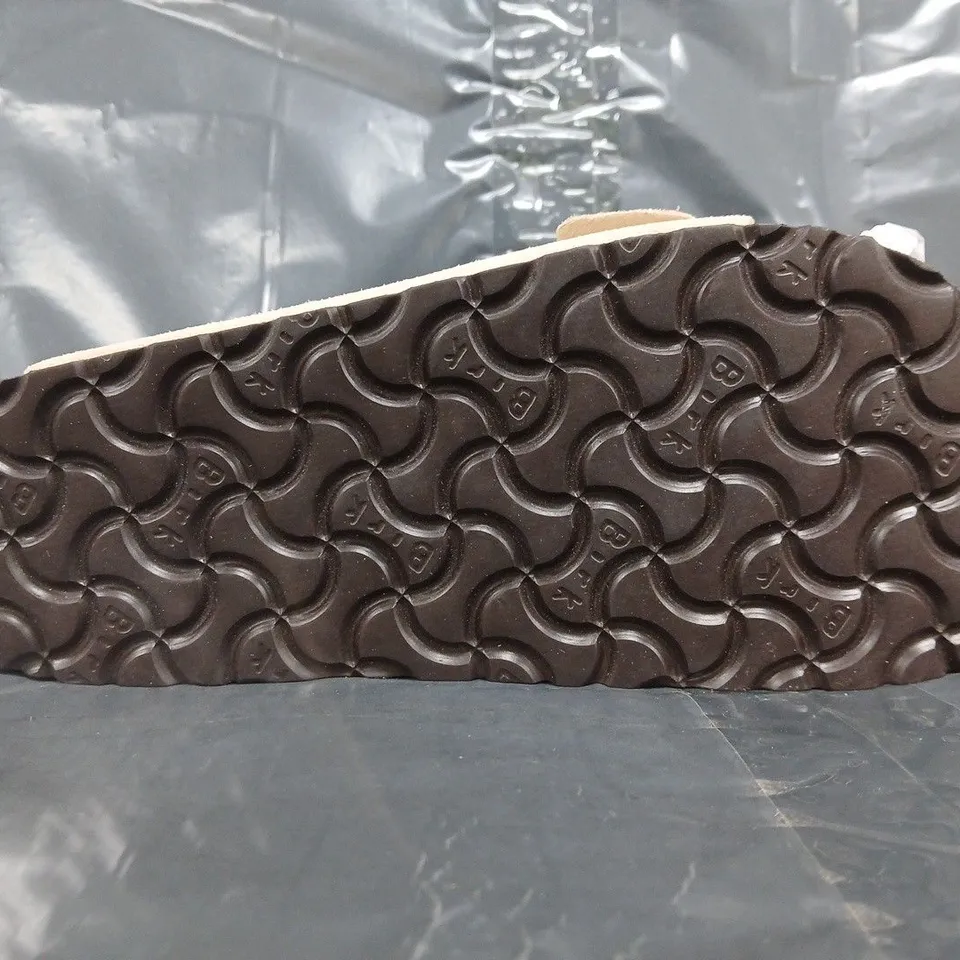 PAIR OF BIRKENSTOCK SANDALS IN BEIGE SIZE EU 39
