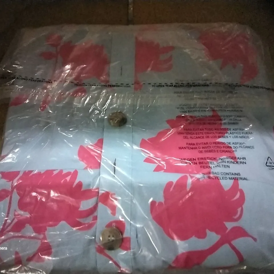 BOX OF APPROXIMATELY 12 ASSORTED BRAND NEW CLOTHING ITEMS TO INCLUDE A BUTTON UP FLOWERY DRESS AND A WYNN LOUNGE HOODIE