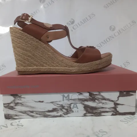 BOXED PAIR OF MODA IN PELLE PARRIS T-BAR METAL DETAIL WEDGE SANDALS IN TAN SIZE 7