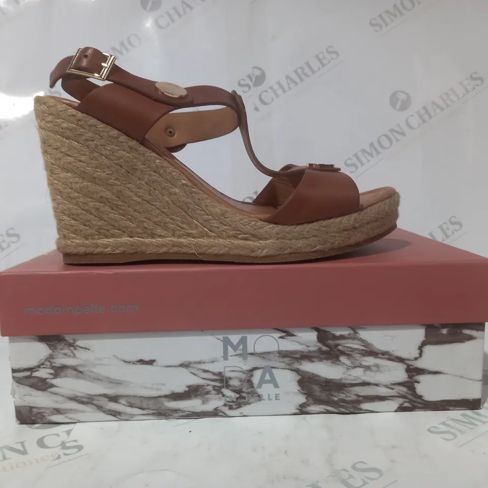 BOXED PAIR OF MODA IN PELLE PARRIS T-BAR METAL DETAIL WEDGE SANDALS IN TAN SIZE 7