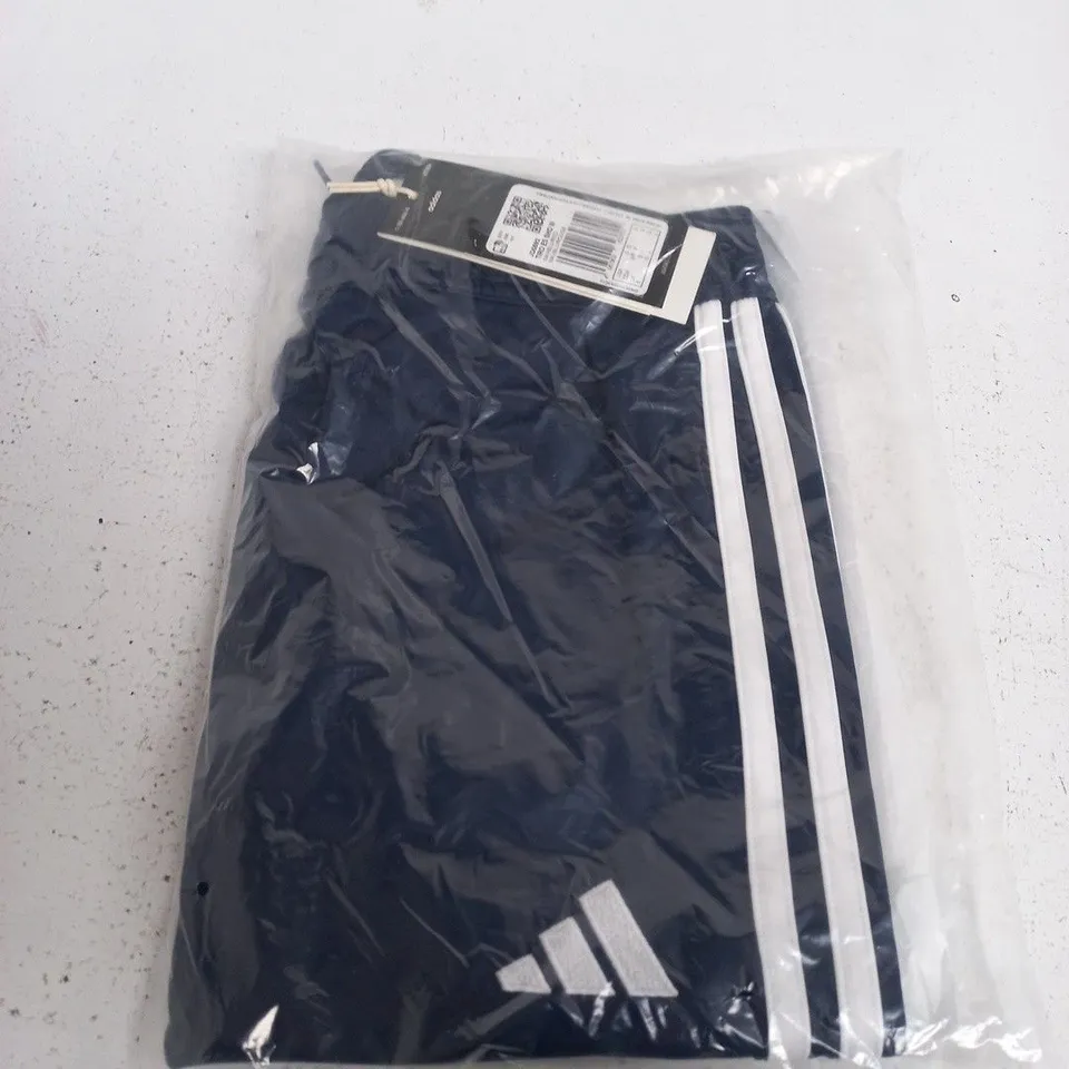 BAGGED ADIDAS SHORTS - SIZE S