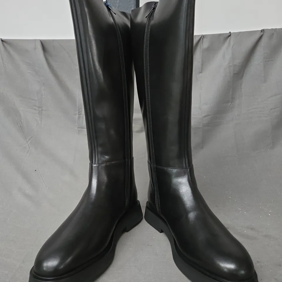 BOXED PAIR OF SEASALT CORNWALL WILD LANDS KNEE-HIGH BOOTS IN BLACK EU SIZE 42