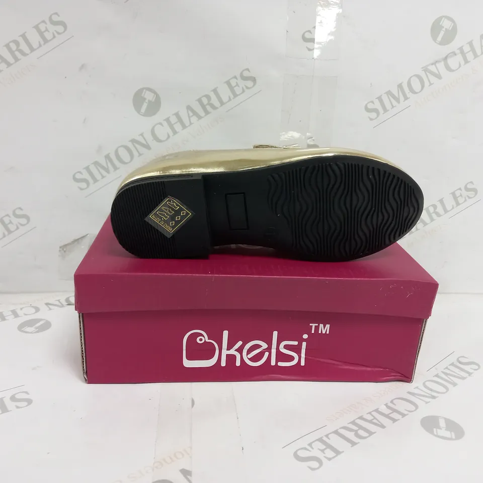APPROXIMATELY 13 BOXED PAIR KELSI KIDS BUTTERFLY EMBROIDERED LOAFERS IN GOLD TO INCLUDE SIZES 1, 8, 9, 10, 11, 12, 13
