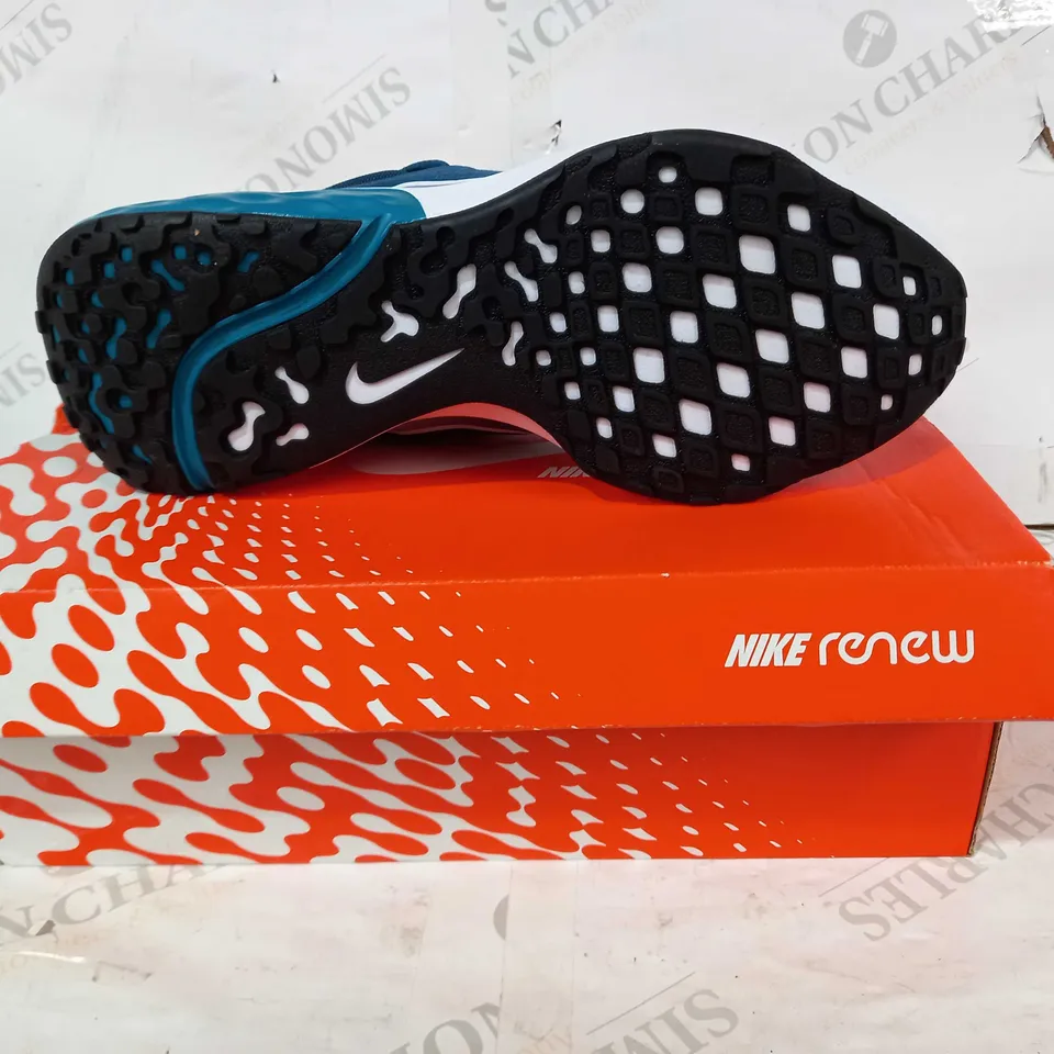 BOXED PAIR OF NIKE TRAINERS IN NAVY/TEAL/BLACK/WHITE UK SIZE 8