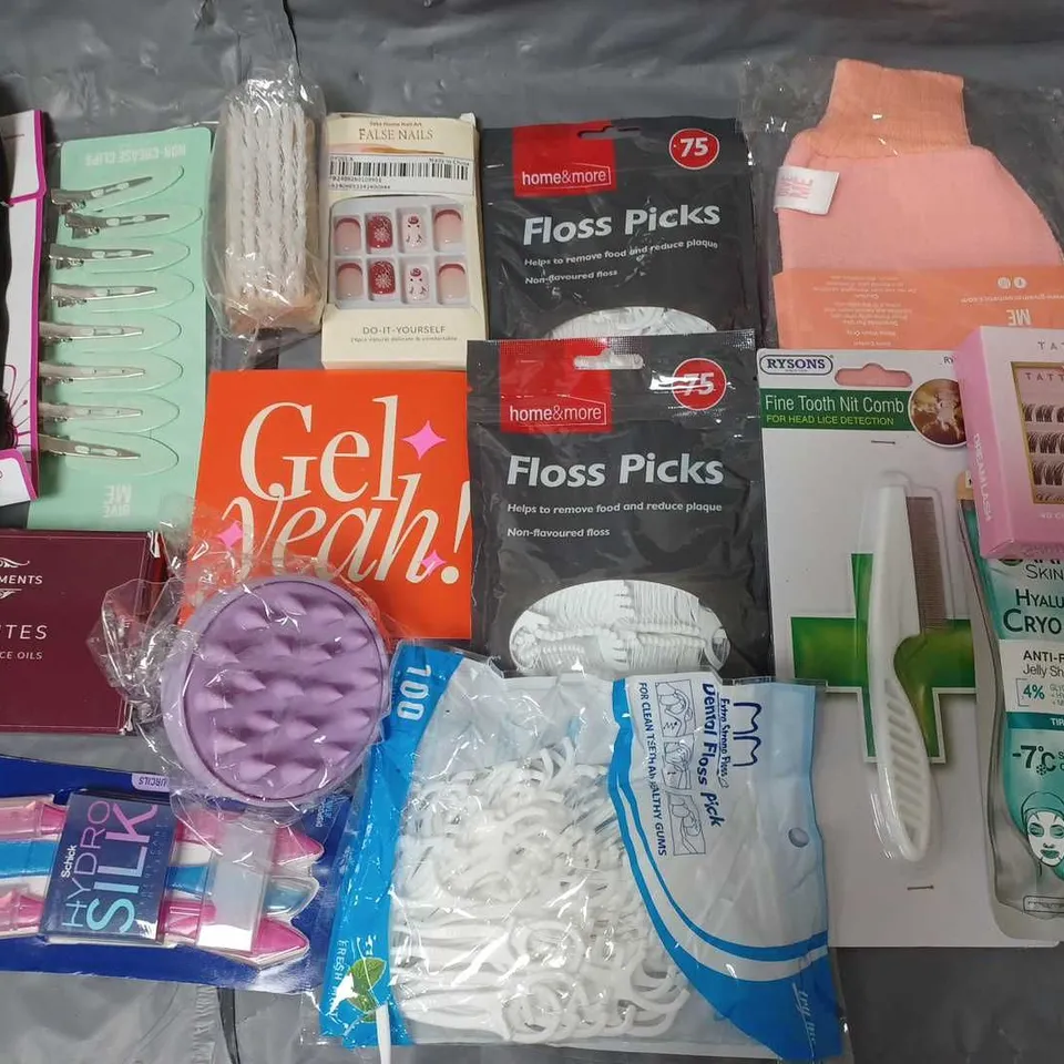 LOT OF APPROXIMATELY 20 ASSORTED HEALTH AND BEAUTY ACCESSORIES TO INCLUDE PICKS, NAILS AND EYE LASHES