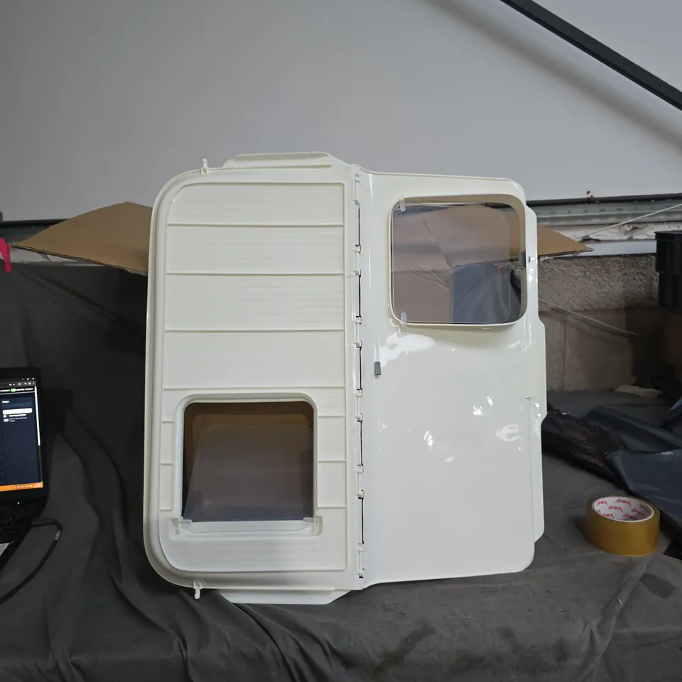 PLASTIC PET LITTER TRAY WITH SCOOP .